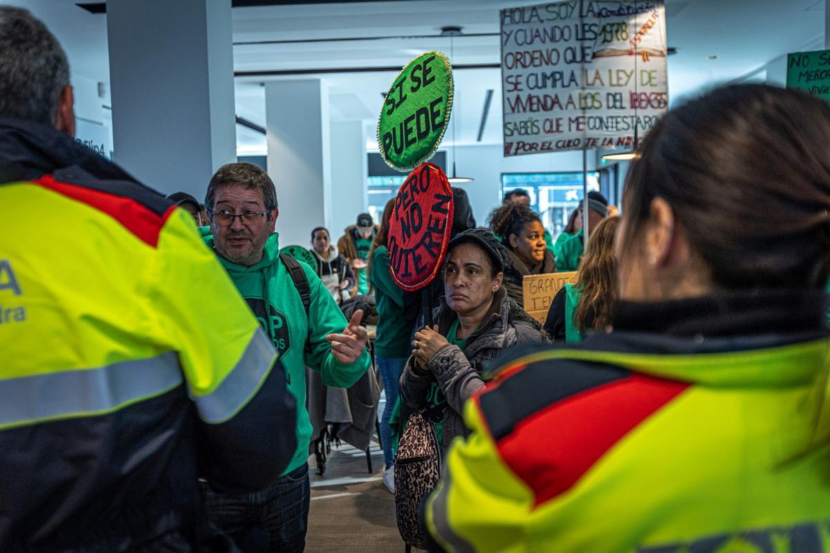 Acción de la Pah  para reclamar alquileres sociales para Djamila y Rosario