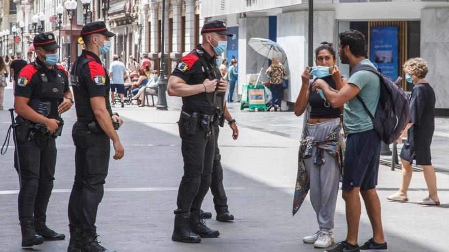 La Policía Canaria vigila el uso de la mascarilla en Triana