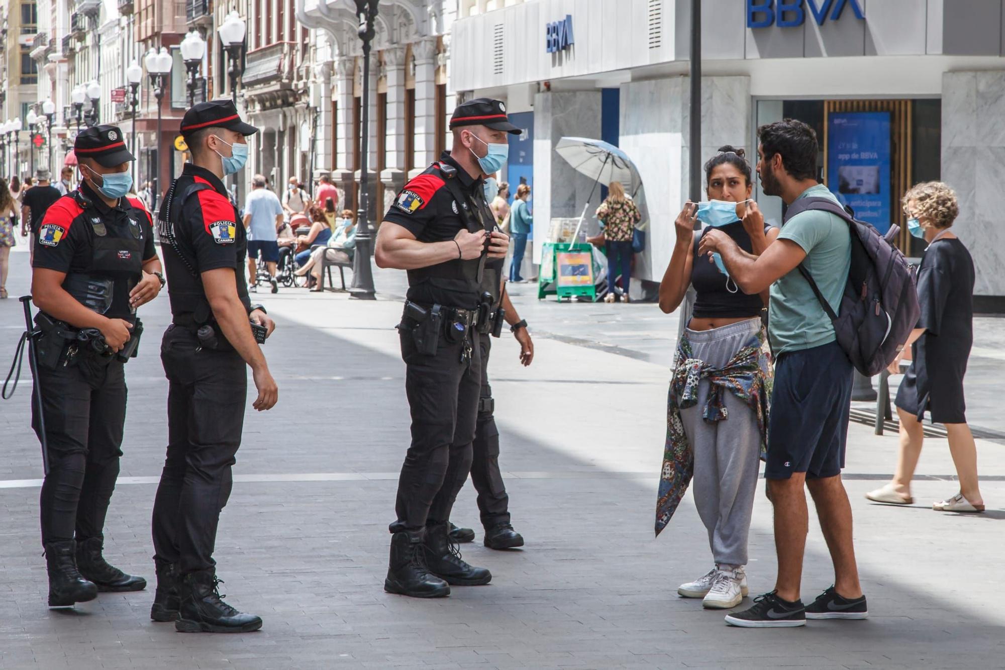 La Policía Canaria vigila el uso de la mascarilla en Triana