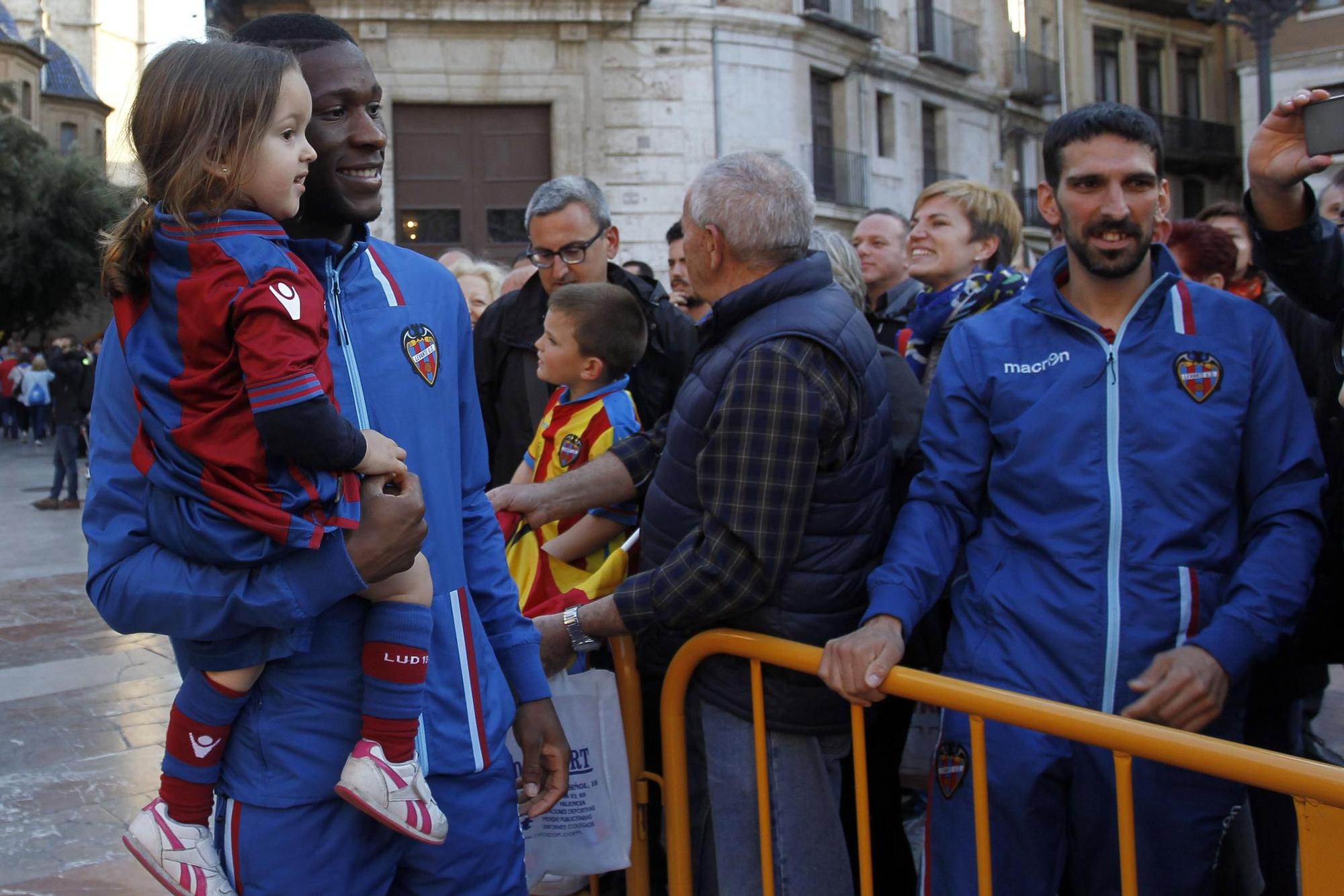 Rememora anteriores ascensos del Levante con imágenes ya históricas