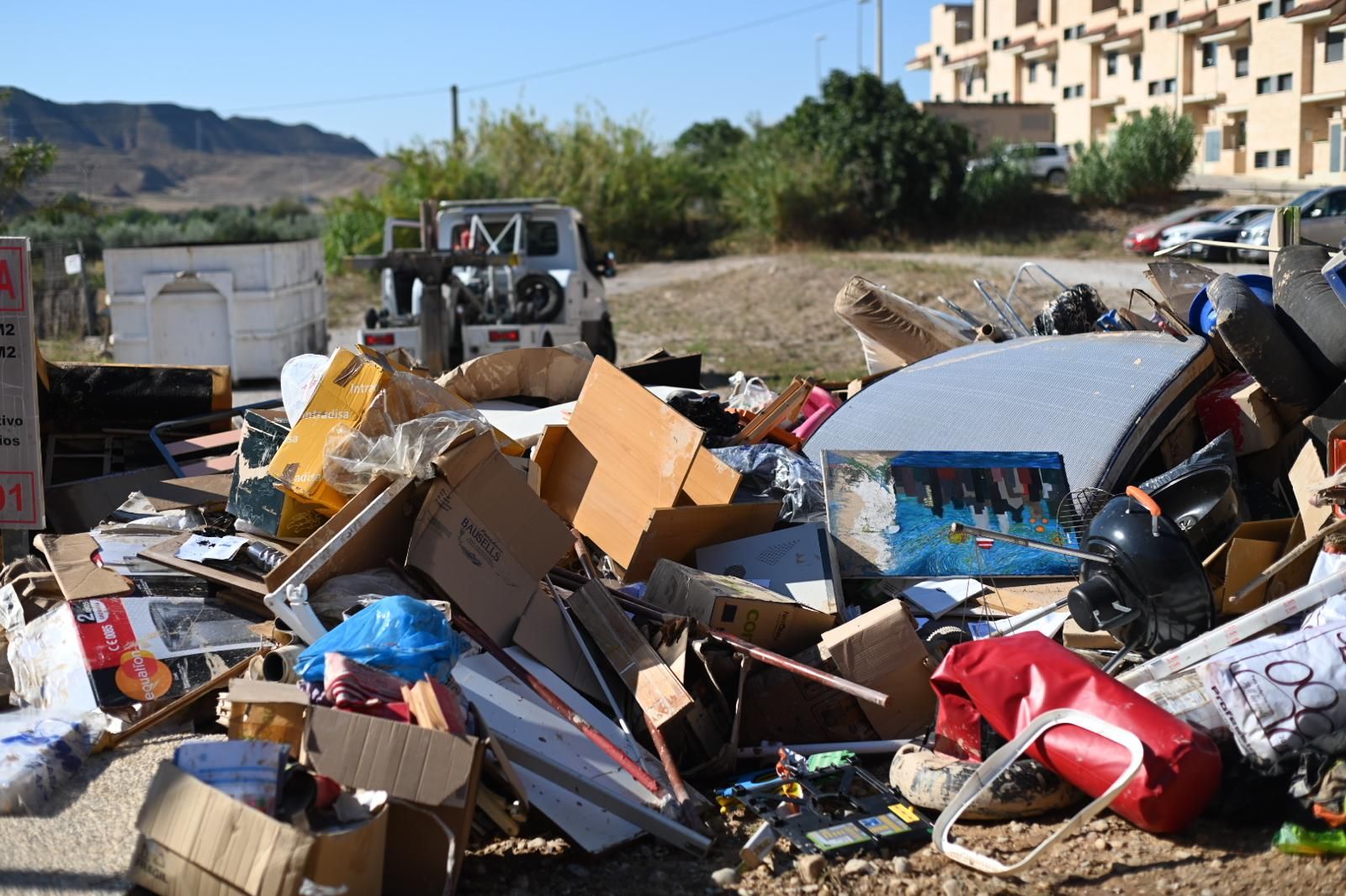 Los vecinos de Cuarte, María de Huerva y Cadrete siguen limpiando el barro