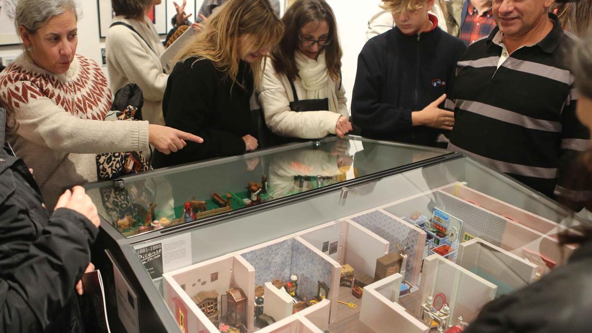 Visitantes observan la recreación de la casa de Picasso hecha con Playmobil en la exposición
