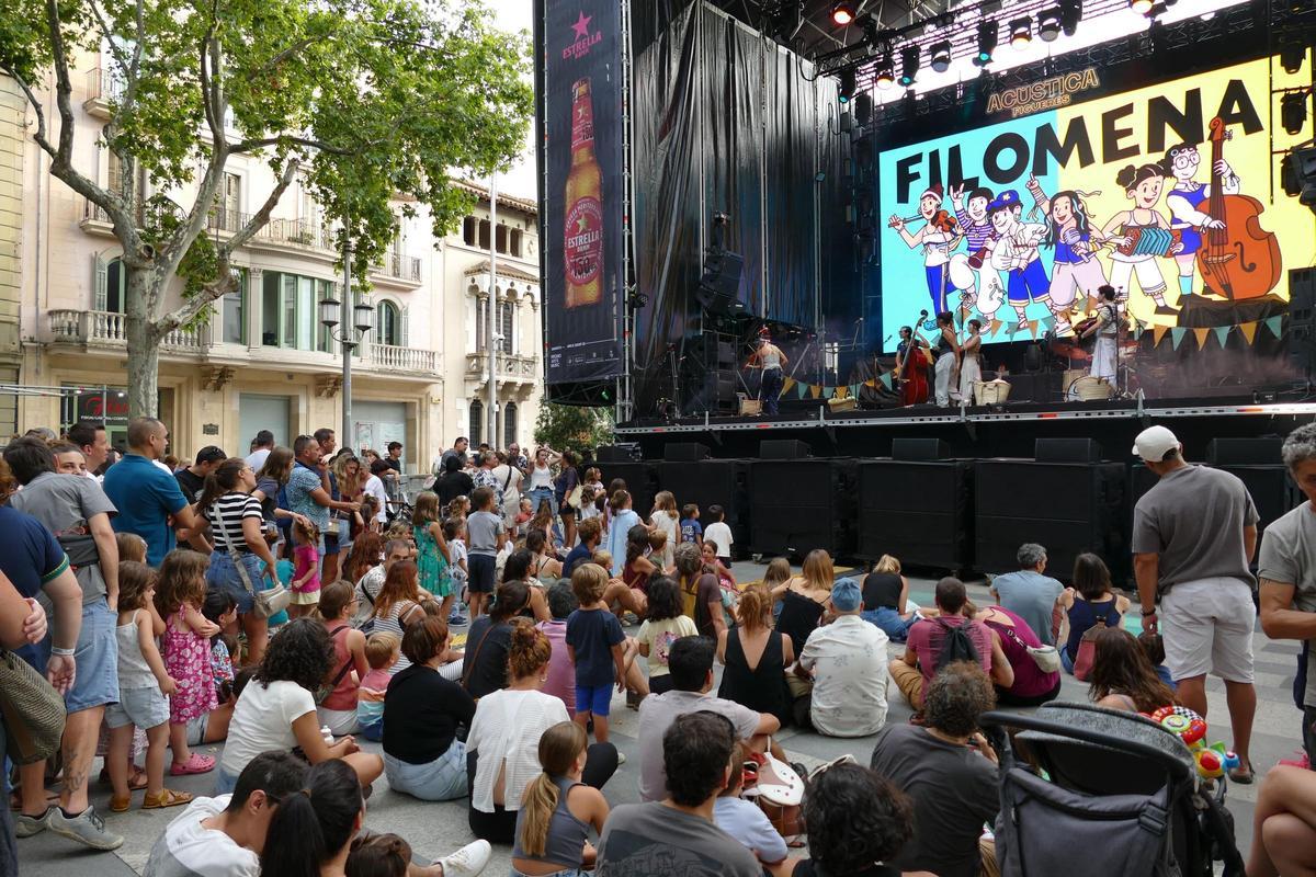 EN IMATGES | L'Acústica celebra la seva segona nit amb un ambient festiu i reivindicatiu