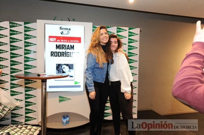 Miriam Rodríguez firma discos en El Corte Inglés