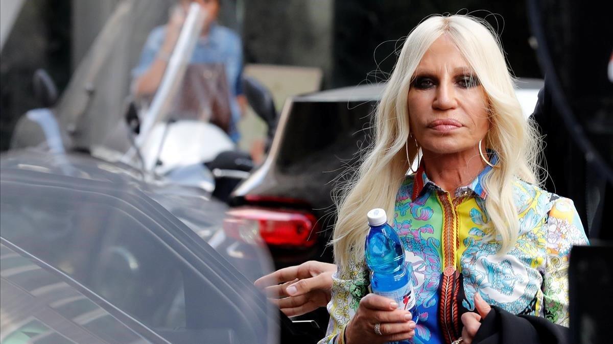 lmmarco45188471 italian designer donatella versace arrives to meet employees180927155642 lmmarco45188471 italian designer donatella versace arrives to meet employees180927155642