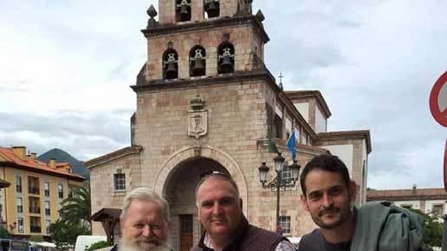 En el centro, José Andrés, ayer, en Cangas.