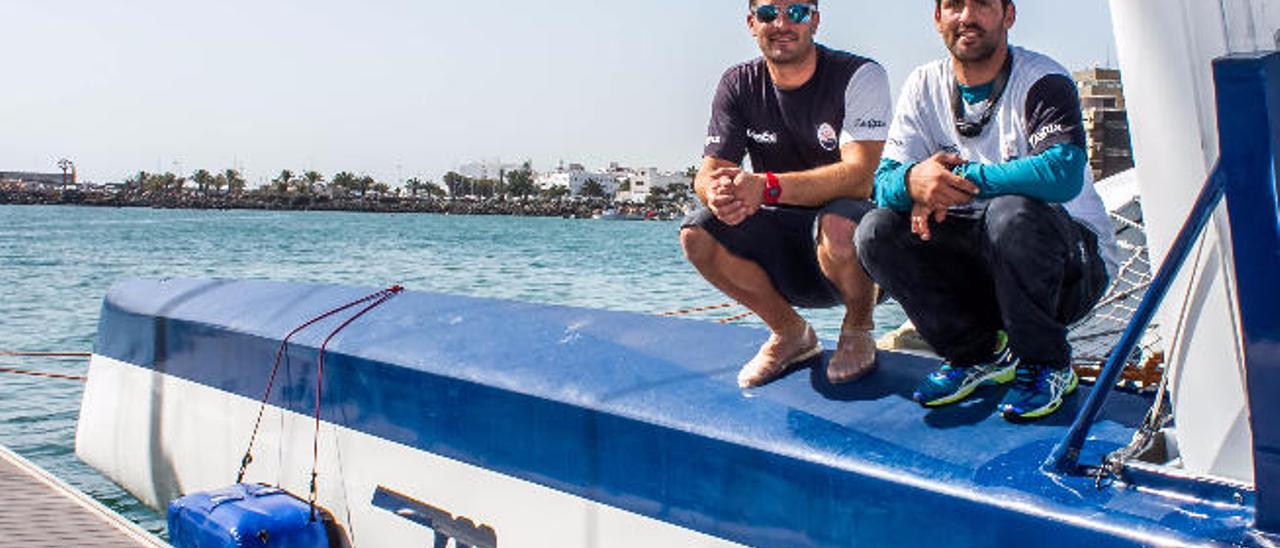 Carlos Hernández (izquierda) y Óliver Herrera en Marina Lanzarote el jueves.