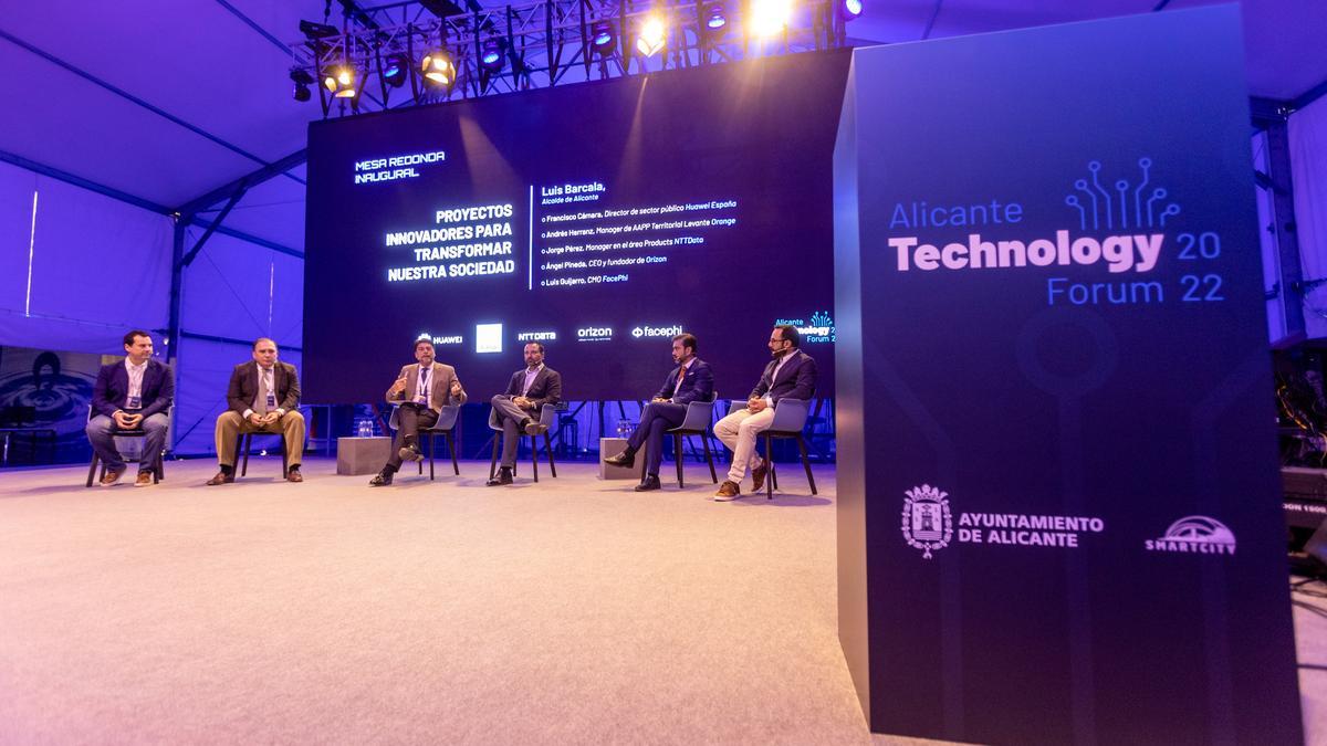 Barcala, junto a cinco responsables de empresas tecnológicas en la segunda jornada del Alicante Technology Forum.
