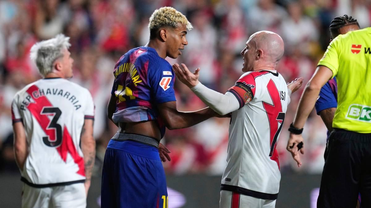 Isi conversa con Lamine Yamal durante el Rayo-Barça