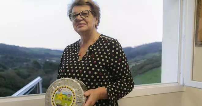 La illense Esther Álvarez, primera mujer que ingresa en la Cofradía de los Quesos