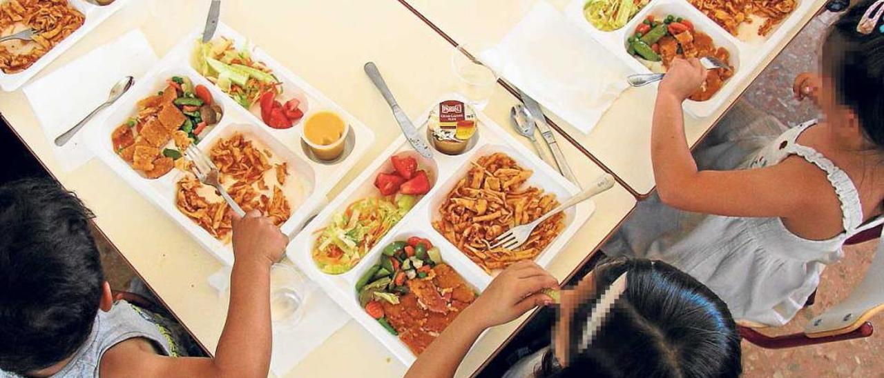 Varios niños comparten una mesa en el comedor del colegio Miguel Hernández de Alcoy