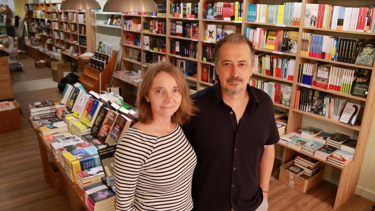 Marta Lorés y Rafa Ballesteros, propietarios de la nueva librería de Vilanova 'La Plural', que abrió este 22 de abril
