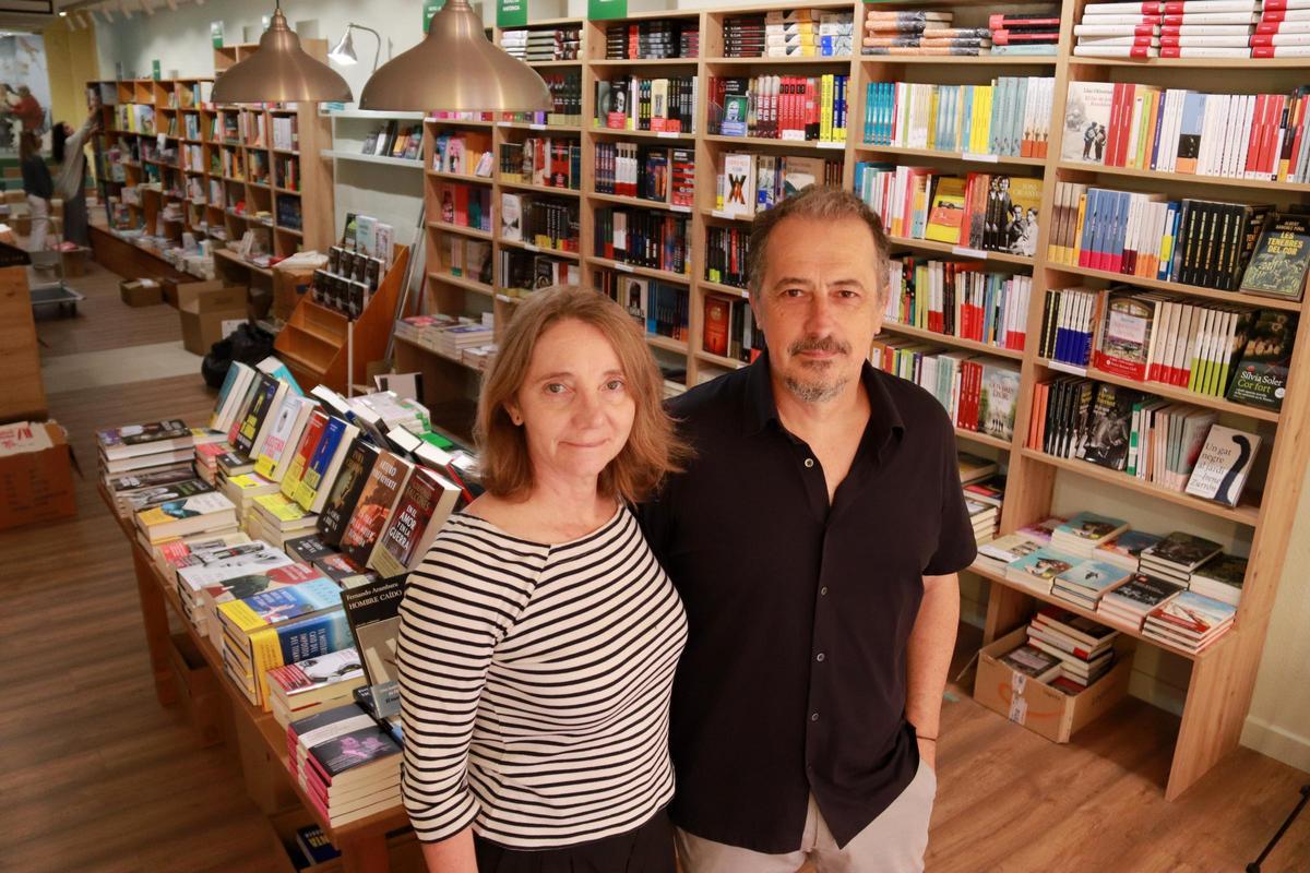 Marta Lorés y Rafa Ballesteros, propietarios de la nueva librería de Vilanova 'La Plural', que abrió este 22 de abril