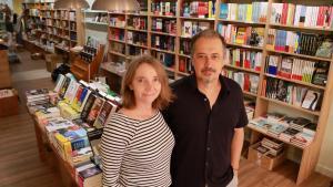 Marta Lorés y Rafa Ballesteros, propietarios de la nueva librería de Vilanova La Plural, que abrió este 22 de abril