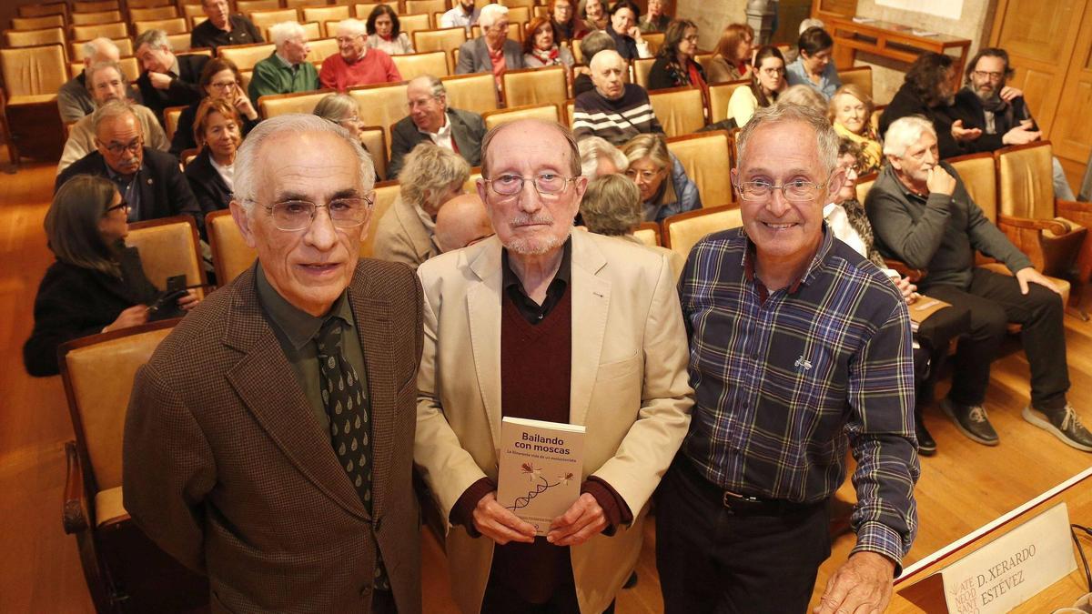 Xerardo Estévez (i.) y Ángel Carracedo (d.) acompañaron a Antonio Fontdevila durante la presentación del libro ‘Bailando con moscas’