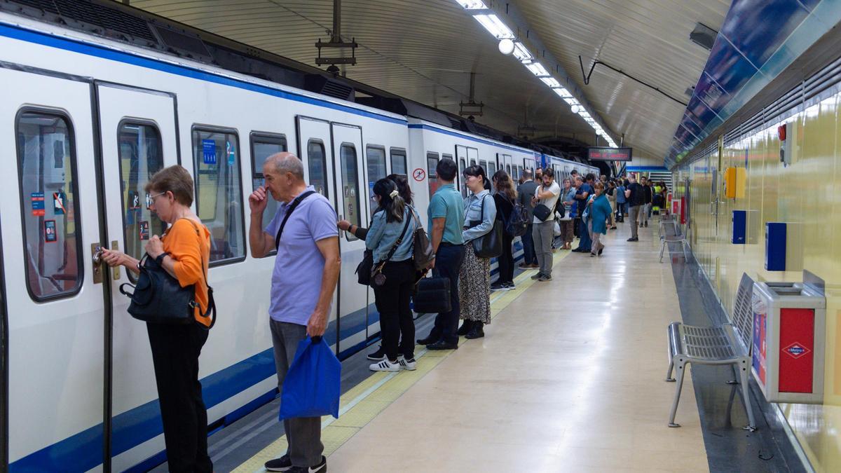 Varias personas se suben a un vagón en el Metro de Madrid. EUROPA PRESS