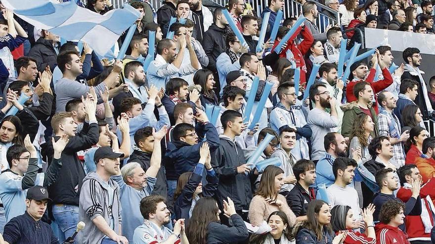 Un grupo de celtistas animan a su equipo durante un partido disputado en Balaídos esta temporada. // José Lores