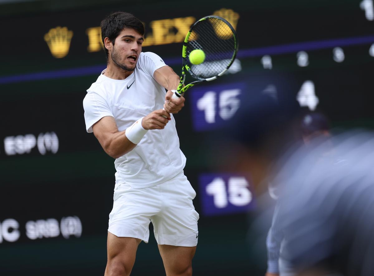 Wimbledon (United Kingdom), 16/07/2023.- Carlos Alcaraz of Spain in action during the Men’s Singles final match against Novak Djokovic of Serbia at the Wimbledon Championships, Wimbledon, Britain, 16 July 2023. (Tenis, España, Reino Unido) EFE/EPA/NEIL HALL EDITORIAL USE ONLY