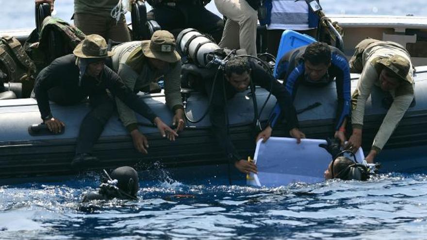 Recuperada una de las cajas negras del avión que se estrelló en el mar de Java