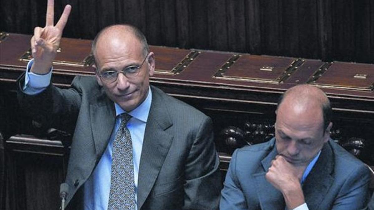 Letta hace el signo de la victoria tras su discurso junto al ministro del Interior, Angelino Alfano, el 2 de octubre.