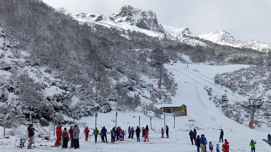 La Semana Santa resucita las estaciones, con 1.877 esquiadores sin apenas nieve