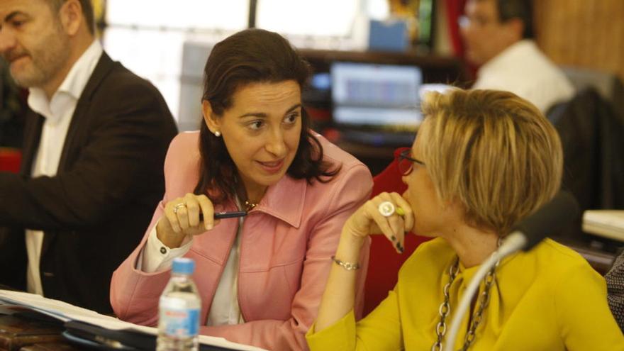 La concejala de Seguridad y Recuerdos Humanos, Nuria Fuentes (izquierda), en el pleno municipal del pasado 30 de octubre.