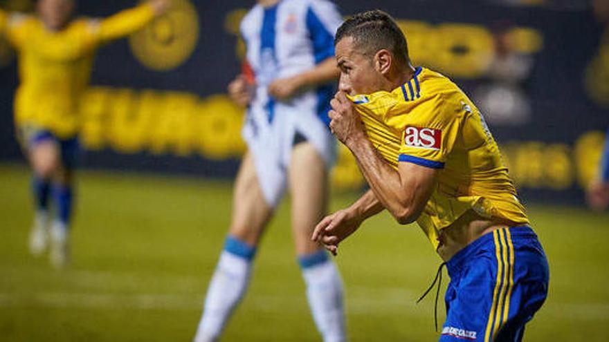 Azamoum celebra un gol que marcó con el Cádiz al Espanyol en la Copa