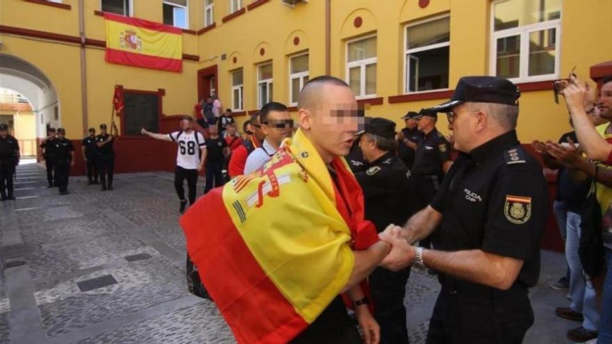 Vítores a policías que van a Cataluña con gritos de &quot;a por ellos&quot;