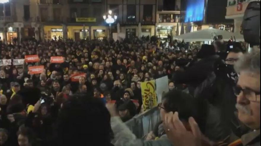 Un millar de personas se concentran en Reus por el arresto de los dos concejales de la CUP