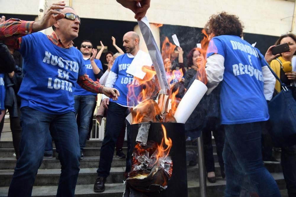 Funcionarios de Xustiza queman nóminas en A Coruña