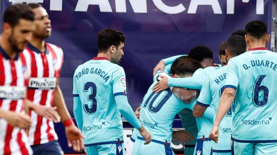 Los jugadores del Levante celebran el gol de José Luis Morales contra el Atlético.