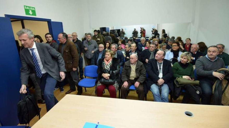 Alfonso Rueda llega al local del PP de Pontevedra para presentar su programa de gobierno al frente de la agrupación provincial. // G. Santos