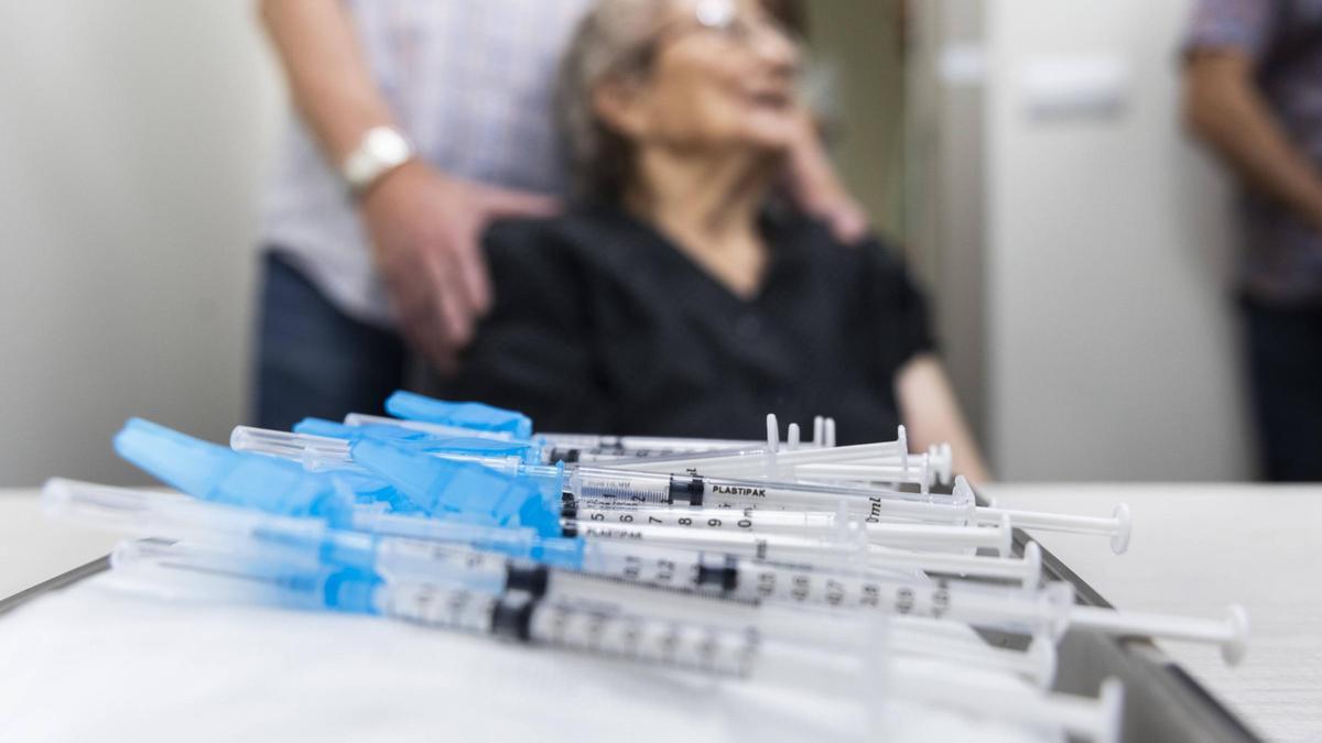 Josefa, de 96 años, fue ayer una de las primeras en vacunarse de gripe y covid.