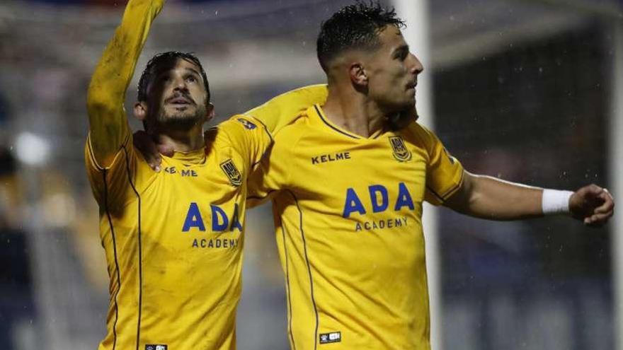 Jonathan Pereira (izquierda) celebra con Mayoral, su gol contra el Zaragoza.