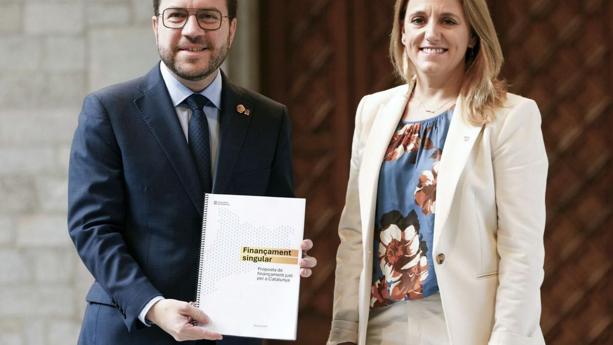 Pere Aragonès rep de mans de Natàlia Mas la proposta de ‘Finançament singular’ per a Catalunya. | QUIQUE GARCÍA / EFE