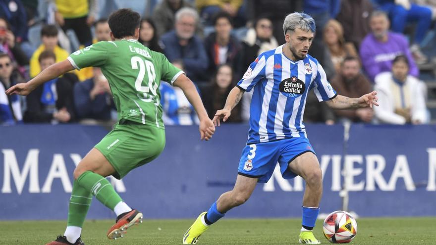 David Mella controla la pelota ante un jugador del Cornellà la semana pasada en la Ciudad Deportiva del Espanyol. |  // LOF