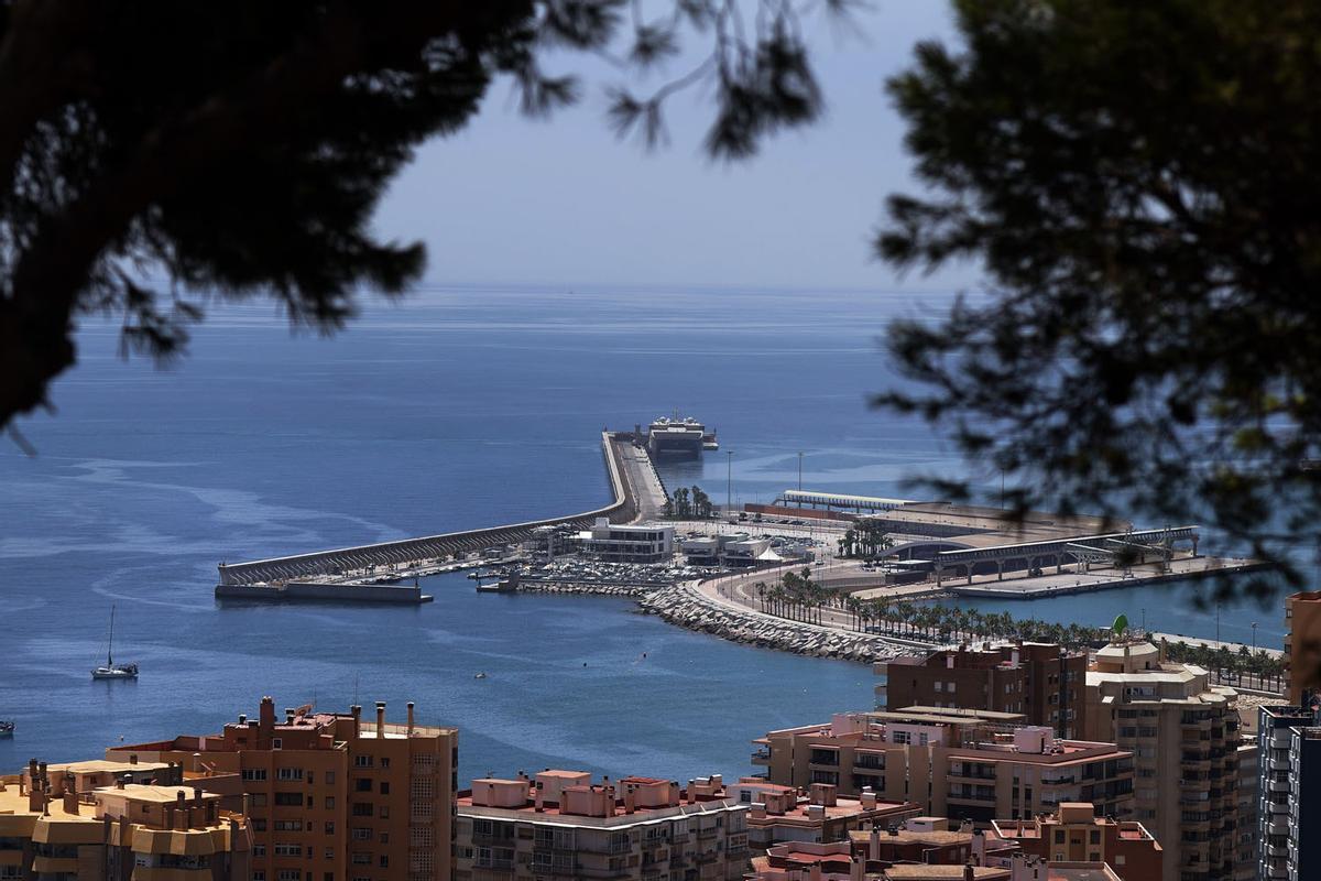 Inicio de las obras previas a la reparación del Dique de Levante en el puerto de Málaga.