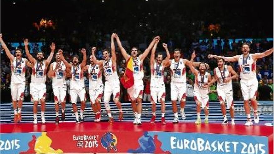 Els jugadors de la selecció espanyola ahir celebrant la tercera medalla d&#039;or poc després de guanyar l&#039;Europeu.