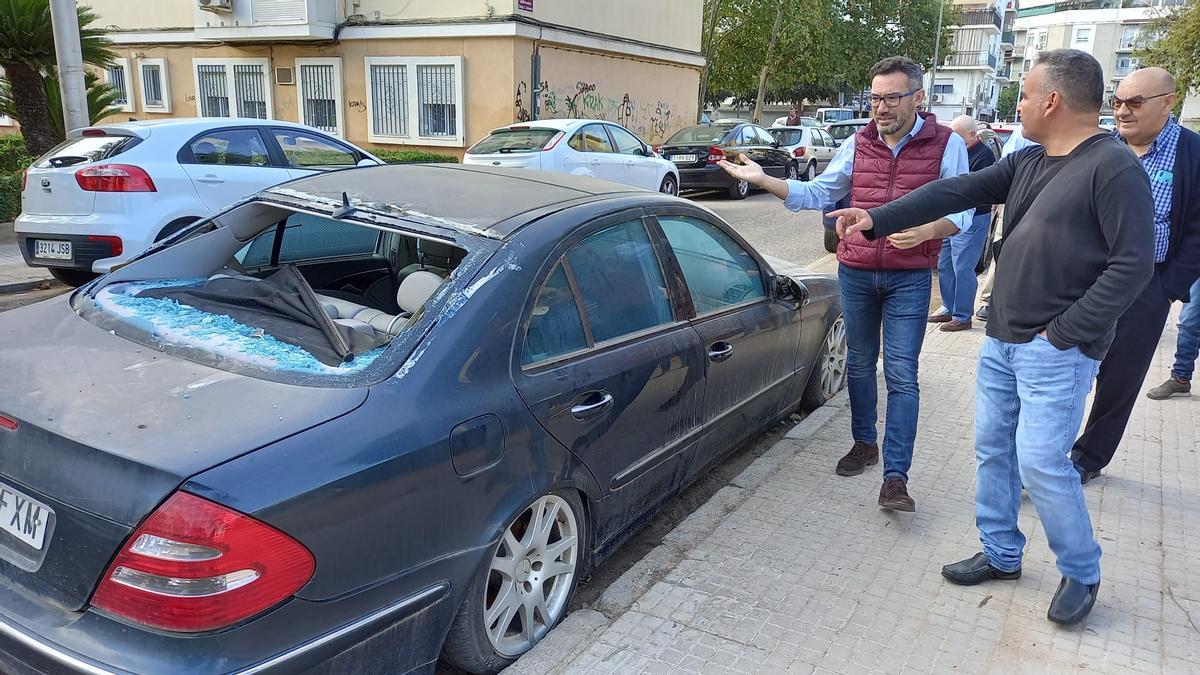 José Antonio Romero, durante su visita a Levante, junto a un coche que lleva tiempo abandonado.
