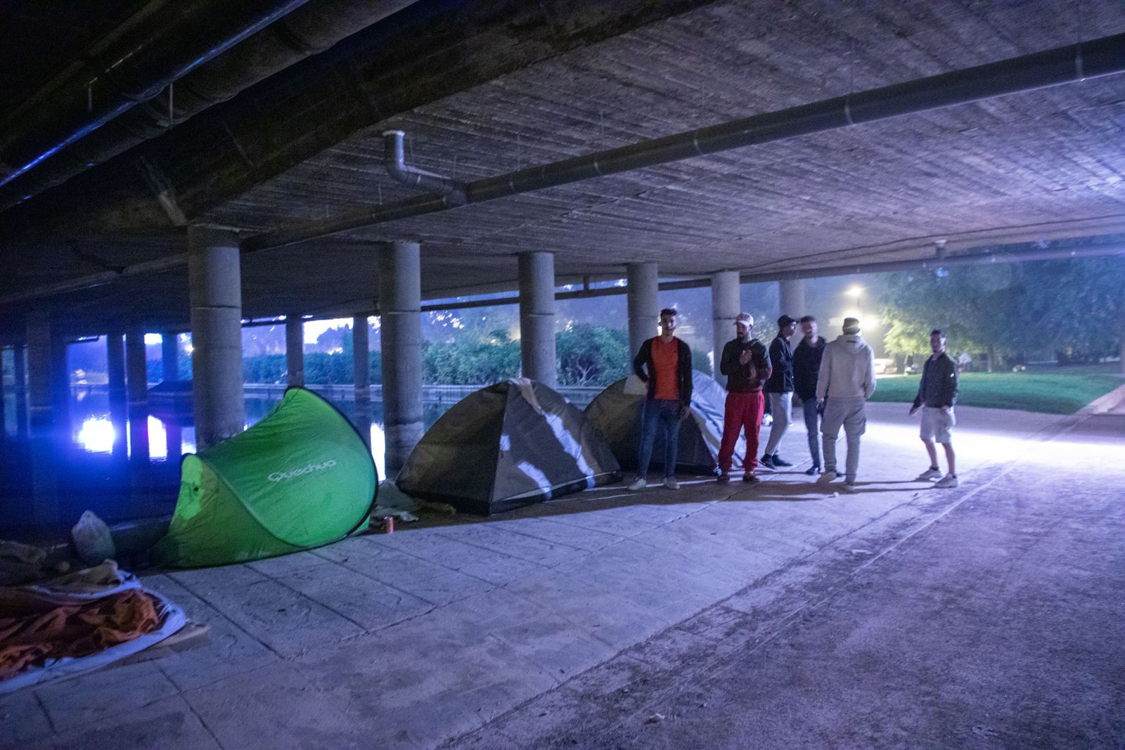 Unas 300 personas malviven bajo los puentes del río Turia: "No hay forma de que nadie te alquile nada"