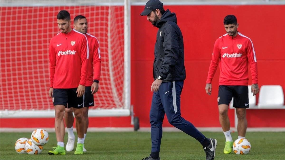 El entrenador del Sevilla, Pablo Machín, junto a Silva, Mercado y Banega, en el entrenamiento