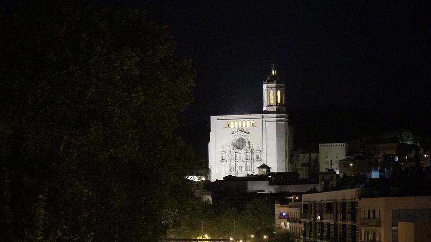 La Catedral de Girona és cada cop menys visible de nit pels pocs focus que funcionen