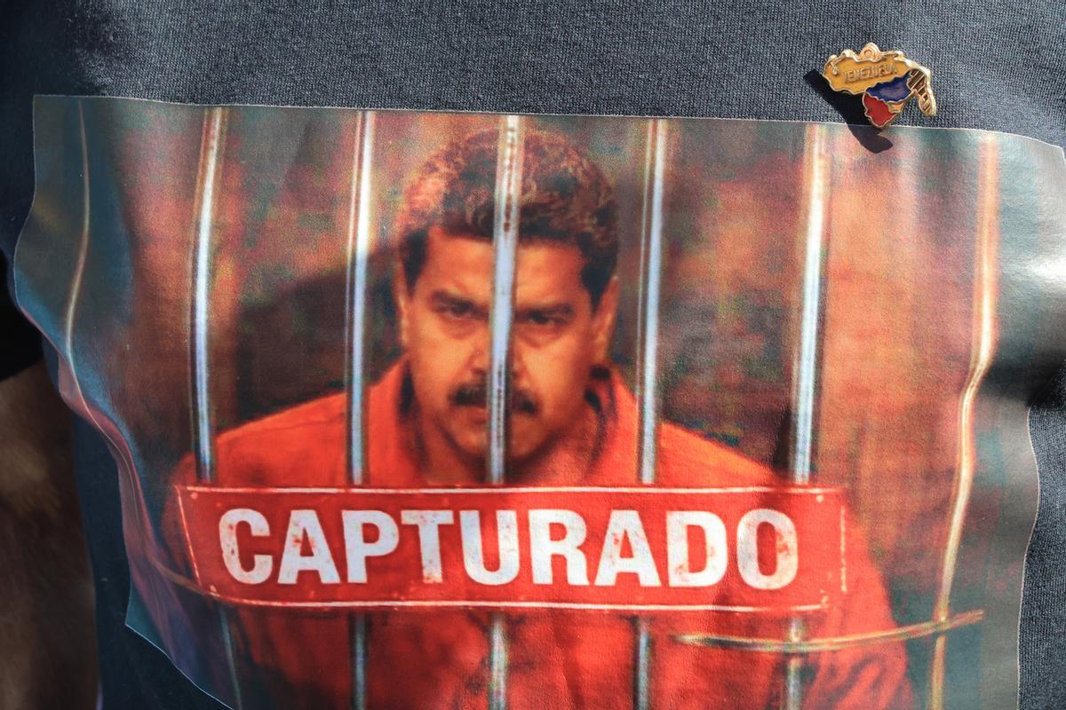 Camiseta de una persona con una supuesta fotografía de Maduro