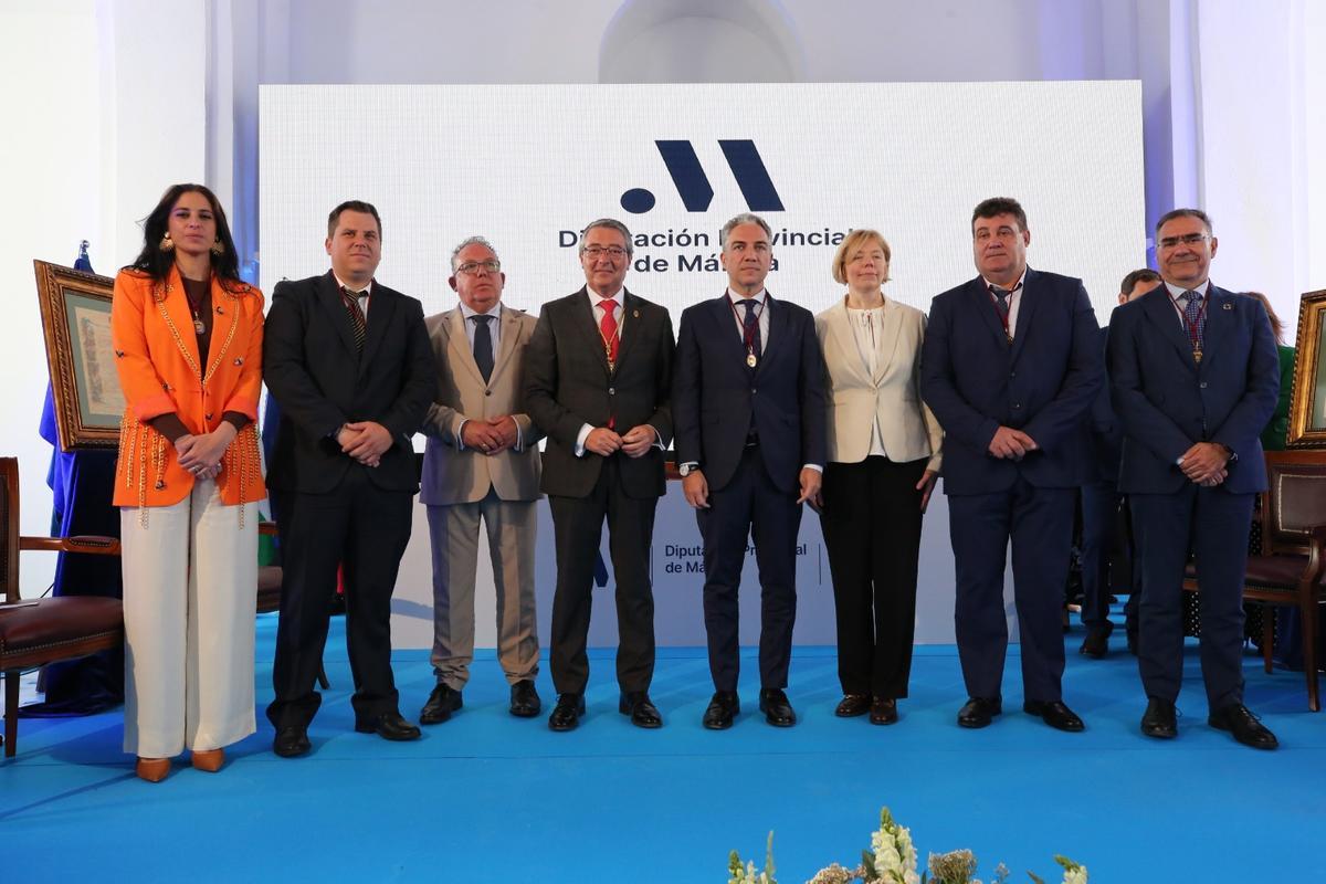 Foto de familia de los premiados con el presidente provincial Francisco Salado y el alcalde de Gaucín, Pedro Godino.