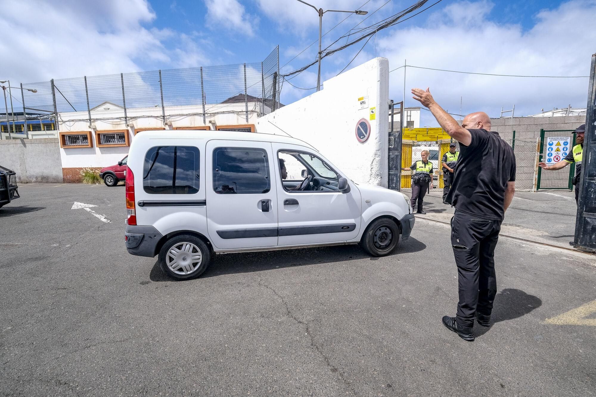 Traslado de menores migrantes asilados a las instalaciones del Canarias 50 en La Isleta