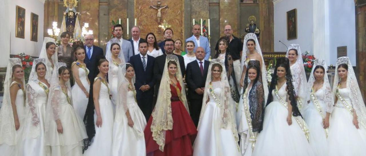 La reina de las fiestas y su corte en la parroquia. | LEVANTE-EMV