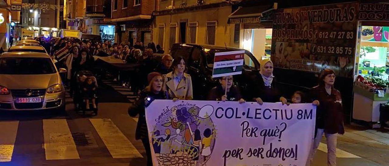 Imagen de la manifestación que recorrió anoche el centro urbano de Alzira. | PASCUAL FANDOS