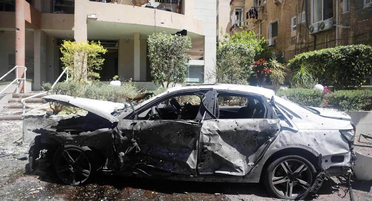Un coche destrozado en las cercanías de Tel Aviv tras caer un cohete lanzado por Hamás.