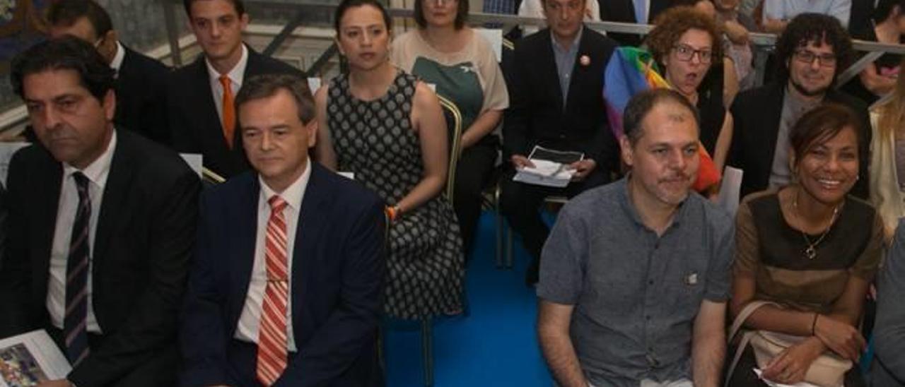 Cifuentes y Domínguez, en el centro de la imagen, durante la toma de posesión del cargo en 2015