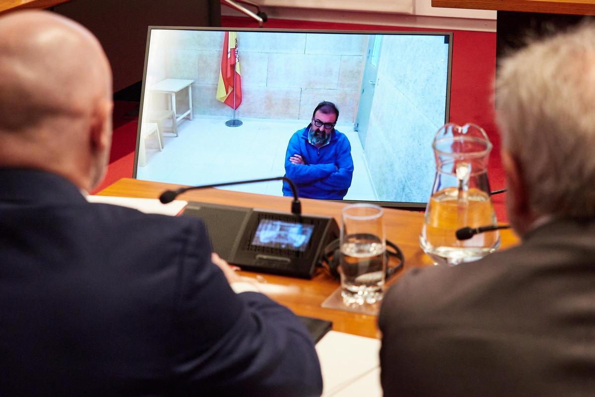 El ex asesor Koldo García durante su comparecencia ante la Comisión de Investigación sobre adjudicaciones públicas, en el Parlamento de Navarra, a 11 de marzo de 2026, en Pamplona, Navarra (España). Koldo García comparece por videoconferencia en el Parlam